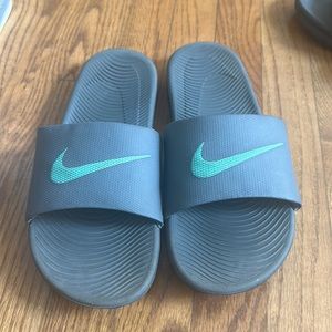 Nile slides Blue and Black